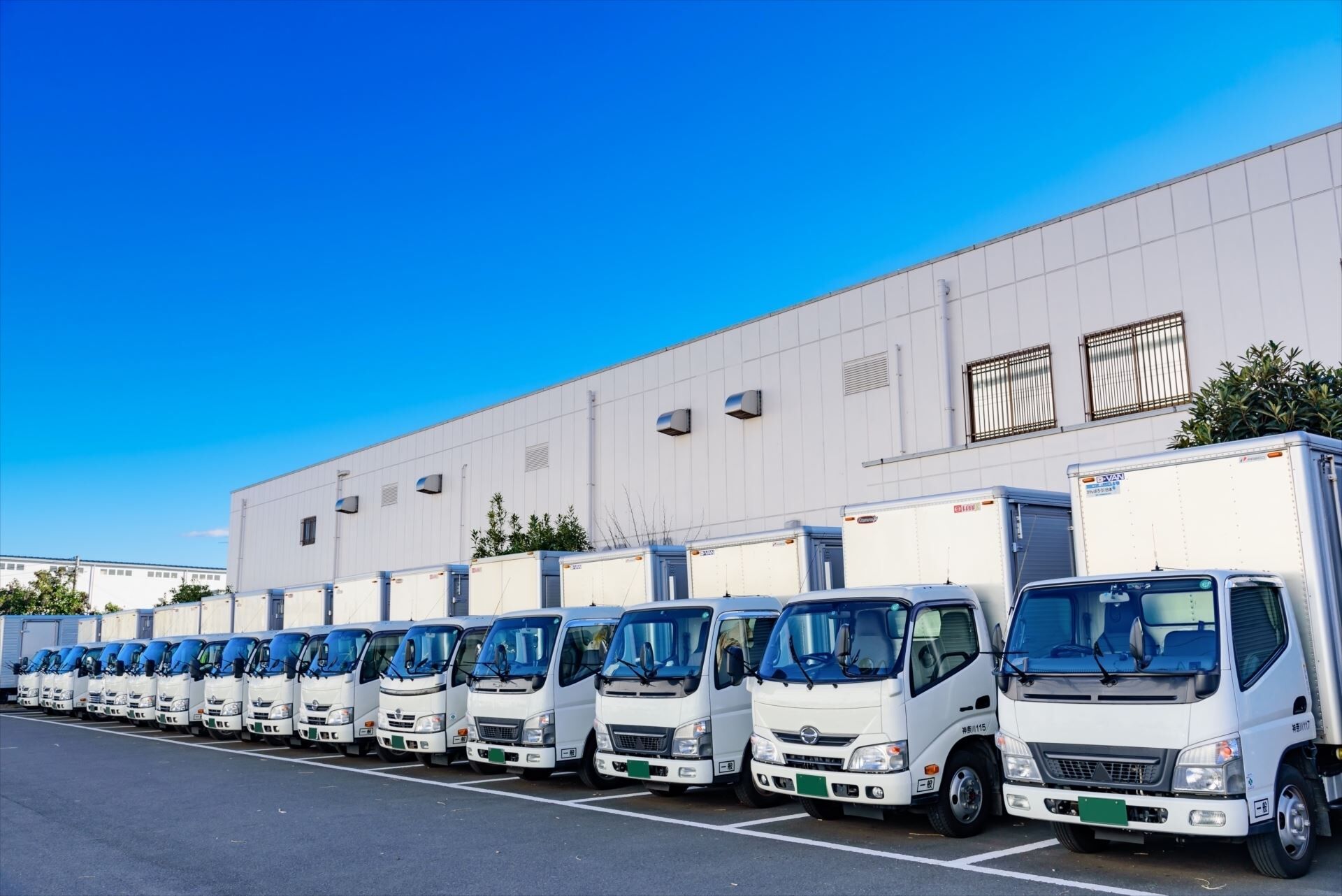 停車するトラック